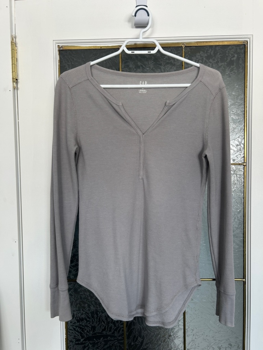 GAP Women's Long-Sleeve Ribbed Henley Top in Light Grey